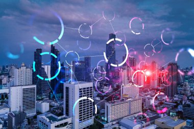 Soyut teknolojinin parlayan simgelerinin hologramı, günbatımında Bangkok 'un panoramik şehir manzarası, Asya. Dünyalar konsepti teknolojik değişiklikler. Çift pozlama.