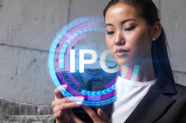 İş kadını telefonu kullanıyor, modern ofiste yeni bir proje üzerinde çalışıyor. Halka arz hologramı. Çifte maruziyet. Başarı kavramı.