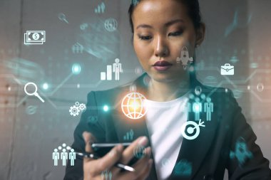 İş kadını telefonu kullanıyor, modern ofiste yeni bir proje üzerinde çalışıyor. Çifte maruziyet. Başarı kavramı.