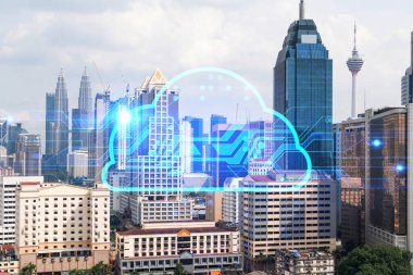 Kuala Lumpur 'un Panorama şehri manzarasında depolama bulutu hologramı. KL, Asya 'nın Malezya' daki en büyük teknoloji merkezidir. Dijital bilgiyi depolamak için yeni yaklaşımlar geliştirme kavramı. Çift pozlama.