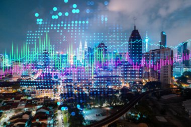 Borsa grafiği hologramı, Kuala Lumpur 'un gece manzarası. KL, Malezya, Asya 'da mali eğitim almak için popüler bir yerdir. Uluslararası araştırma kavramı. Çift pozlama.