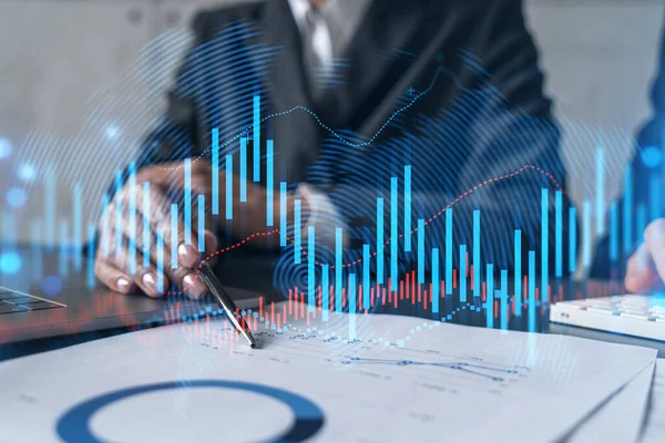 Dos empresarios que trabajan juntos en la estrategia bursátil. Trate de analizar el comportamiento de divisas. Holograma gráfico financiero. Doble exposición. — Foto de Stock