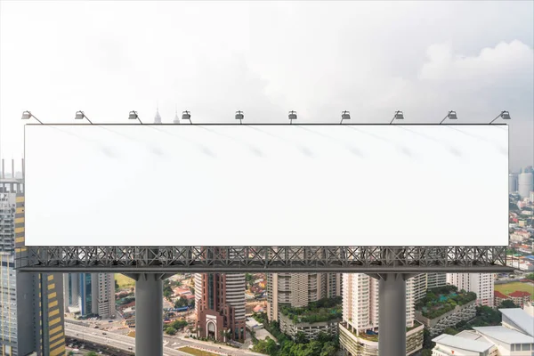 白茫茫的白路广告牌,有KL城市景观背景的白日时间.街头广告海报，模拟，3D渲染。前面的景色推广或推销观念的营销传播概念. — 图库照片