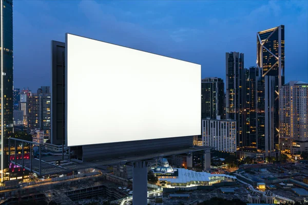 Panneau d'affichage blanc blanc avec fond de paysage urbain KL la nuit. Affiche publicitaire, maquette, rendu 3D. Vue latérale. Le concept de communication marketing pour promouvoir ou vendre une idée. — Photo