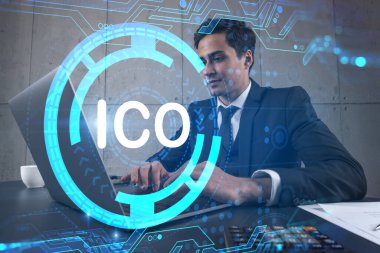 İnternette dizüstü bilgisayar teknolojisiyle çalışan bir işadamı veri toplama, bitcoin engelleme konsepti çiziyor. Çift pozlama.