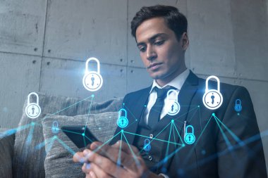 Ofiste Smartphone ile çalışan bir adam iş bilgilerini korumak için yeni teknolojiler arıyor. Hologramı kilitle, daktilo kullan. Çift pozlama.