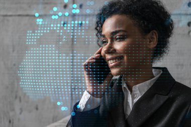 İş kadını telefon ve dünya haritası hologramı konuşuyor. Çift pozlama.