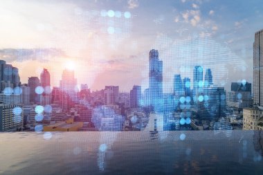 Bangkok şehir manzarasının gündoğumu arka planı ve dünya haritası hologramına çoklu pozlama. Medya ağı kavramı.