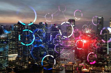 Soyut teknolojinin parlayan simgelerinin hologramı, günbatımında Singapur 'un panoramik şehir manzarası, Asya. Dünyalar konsepti teknolojik değişiklikler. Çift pozlama.