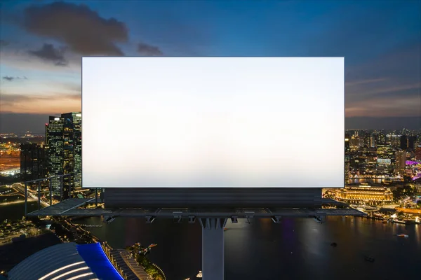 Panneau d'affichage blanc blanc avec fond de paysage urbain de Singapour la nuit. Affiche publicitaire, maquette, rendu 3D. Vue de face. Le concept de communication marketing pour vendre l'idée. — Photo