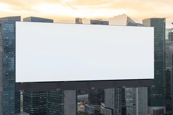 Cartelera blanca en blanco con fondo de paisaje urbano de Singapur al atardecer. Cartel publicitario callejero, maqueta, representación 3D. Vista frontal. El concepto de comunicación de marketing para vender la idea. —  Fotos de Stock