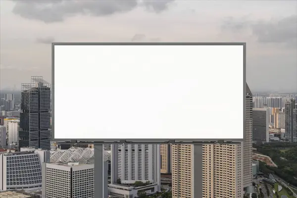 Tomma vit väg skylt med Singapore stadsbild bakgrund vid solnedgången. Affisch för gatureklam, modell, 3D-återgivning. Framifrån. Begreppet marknadskommunikation för att sälja idé. — Stockfoto