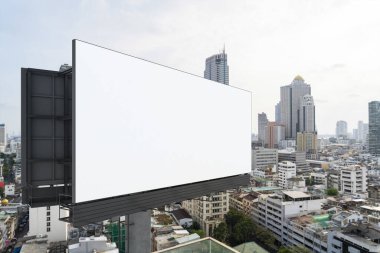Bangkok şehir manzarası geçmişi olan boş beyaz yol reklam panosu. Sokak reklam afişi, maket, 3 boyutlu tasarım. Yan görüş. Pazarlama iletişimi fikri desteklemek veya satmak için.