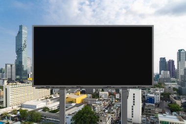 Gündüz vakti Bangkok şehir manzarası geçmişi olan boş bir kara yol afişi. Sokak reklam afişi, maket, 3 boyutlu tasarım. Ön manzara. Pazarlama iletişimi fikri desteklemek veya satmak için.