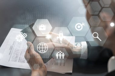 Smartphone ile birlikte çalışan analist, işleri ilerletmek için yeni teknolojiler arıyor. Daktilo telefonu. Çift pozlama.