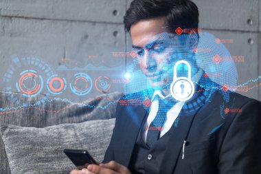 Ofiste Smartphone ile çalışan bir adam iş bilgilerini korumak için yeni teknolojiler arıyor. Hologramı kilitle, daktilo kullan. Çift pozlama.