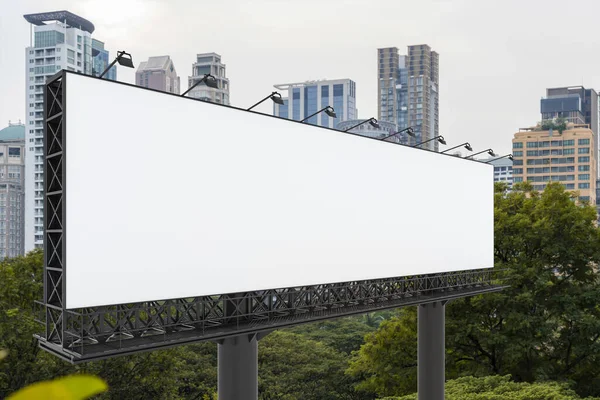Blanco witte weg billboard met Bangkok stadsgezicht achtergrond op dag tijd. Reclameposter, model, 3D-weergave. Zijaanzicht. Het concept van marketing communicatie om ideeën te promoten of te verkopen. — Stockfoto
