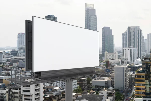 Leere weiße Straßenwerbetafel mit Bangkoks Stadtbild bei Tag. Straßenwerbeplakat, Mock-up, 3D-Rendering. Seitenansicht. Das Konzept der Marketing-Kommunikation zur Förderung oder zum Verkauf von Ideen. — Stockfoto