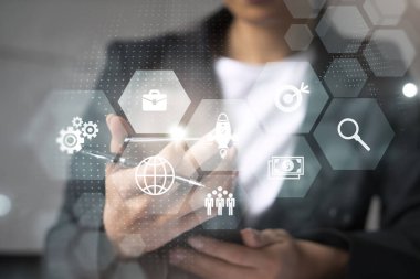 Ofiste akıllı telefon kullanan bir iş kadını. Araştırma ve geliştirme ikonu haritası hologramı. Strateji konsepti. Çift pozlama.