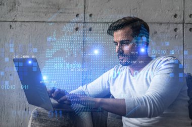 Dünya çapında yeni bir tedarik zinciri geliştirmek için dizüstü bilgisayar kullanan ciddi bir Kafkasyalı yönetici. Çifte maruziyet. dünya ve harita hologramı.