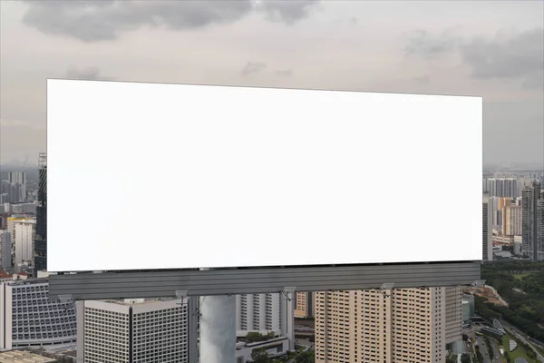 Panneau d'affichage blanc blanc avec fond de paysage urbain de Singapour au coucher du soleil. Affiche publicitaire, maquette, rendu 3D. Vue de face. Le concept de communication marketing pour vendre l'idée. — Photo