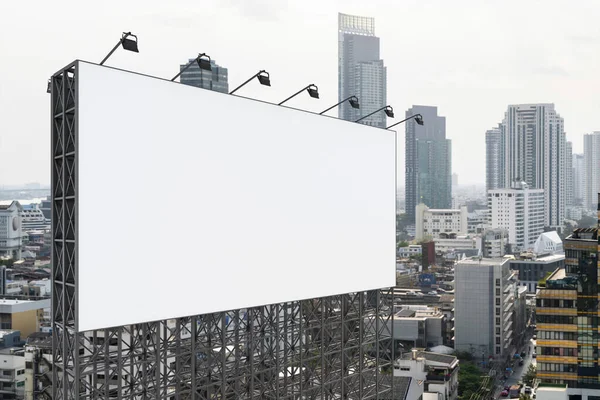 Cartellone bianco bianco bianco con sfondo paesaggio urbano Bangkok durante il giorno. Manifesto pubblicitario di strada, finto, rendering 3D. Vista laterale. Il concetto di comunicazione di marketing per promuovere o vendere l'idea. — Foto Stock