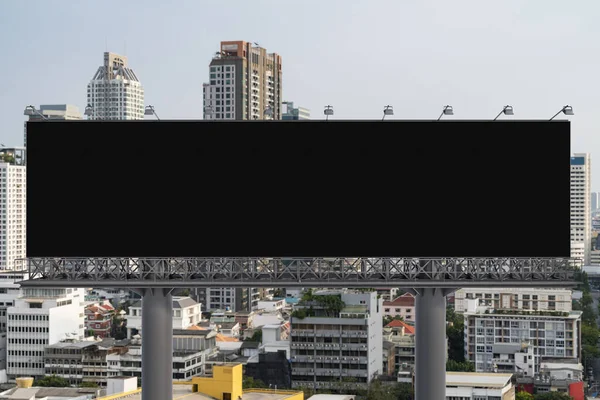 Bianco cartellone stradale nero con Bangkok sfondo paesaggio urbano durante il giorno. Manifesto pubblicitario di strada, finto, rendering 3D. Vista frontale. Il concetto di comunicazione di marketing per promuovere o vendere l'idea. — Foto Stock