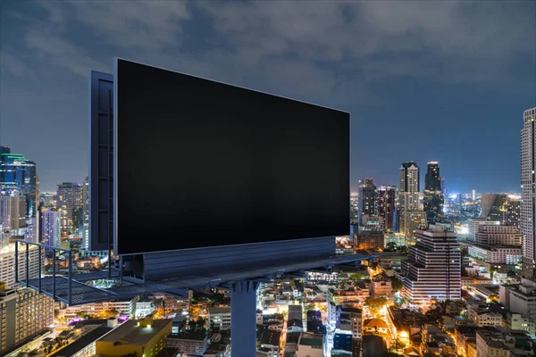 Blanco zwarte weg billboard met Bangkok stadsgezicht achtergrond 's nachts tijd. Reclameposter, model, 3D-weergave. Zijaanzicht. Het concept van marketingcommunicatie om ideeën te promoten. — Stockfoto