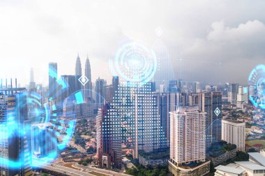 Soyut teknoloji hologramı Kuala Lumpur, Malezya, Asya 'nın panorama şehri görüntüsü üzerinde simgeler. İnsanların ağ kurma ve bağlantı kurma kavramı. Çift pozlama.