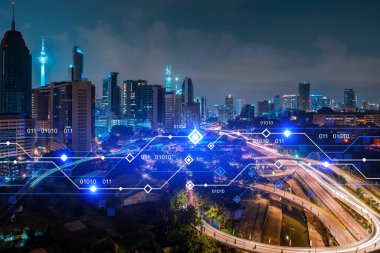 Bilgi akışı hologramı, Kuala Lumpur 'un gece manzarası. KL, Malezya 'nın en büyük teknoloji merkezidir. Bilimi programlama kavramı. Çift pozlama.