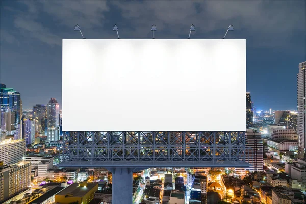 Cartelera blanca en blanco con fondo de paisaje urbano de Bangkok por la noche. Cartel publicitario callejero, maqueta, representación 3D. Vista frontal. El concepto de comunicación de marketing para promover la idea. —  Fotos de Stock