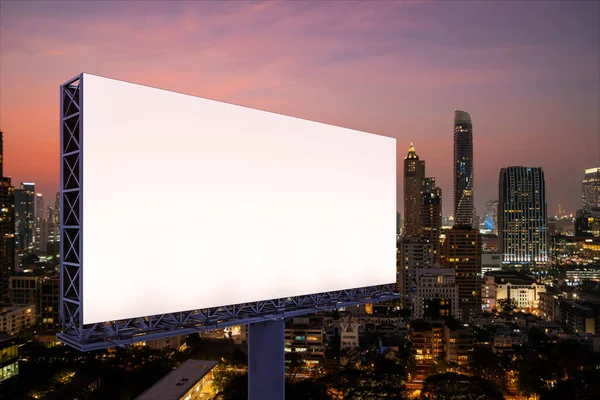 Cartelera blanca en blanco con fondo de paisaje urbano de Bangkok por la noche. Cartel publicitario callejero, maqueta, representación 3D. Vista lateral. El concepto de comunicación de marketing para vender la idea. —  Fotos de Stock