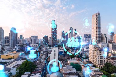 Asya, Bangkok 'un günbatımı panoramik şehir manzarası üzerine sosyal medya simgelerinin hologramı. İnsan ilişkileri kavramı. Çoklu pozlama.