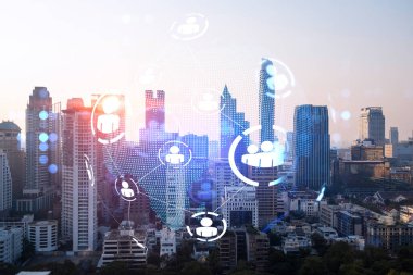 Asya, Bangkok 'un günbatımı panoramik şehir manzarası üzerine sosyal medya simgelerinin hologramı. İnsan ilişkileri kavramı. Çoklu pozlama.