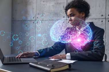 Yeni bir proje için modern ofiste dizüstü bilgisayarla yazı yazan bir iş kadını. Beyin Ai hologram çiziyor. Çifte maruziyet. Başarı kavramı.