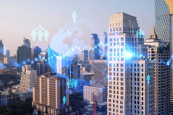 Asya, Bangkok 'un günbatımı panoramik şehir manzarası üzerine sosyal medya simgelerinin hologramı. İnsan ilişkileri kavramı. Çoklu pozlama.
