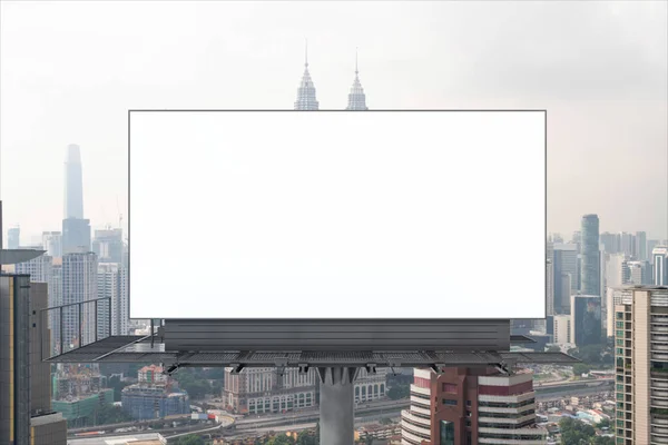KLの街並みを背景にした空白の白い道路看板。ストリート広告ポスター、モックアップ、 3Dレンダリング。正面図。アイデアを宣伝または販売するためのマーケティングコミュニケーションの概念. — ストック写真
