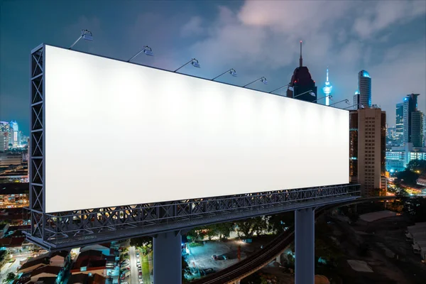 Panneau d'affichage blanc blanc avec fond de paysage urbain KL la nuit. Affiche publicitaire, maquette, rendu 3D. Vue latérale. Le concept de communication marketing pour promouvoir ou vendre une idée. — Photo