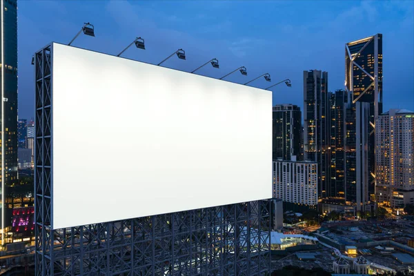 Чистый белый дорожный рекламный щит с городским пейзажем KL в ночное время. Уличная реклама, макет, 3D рендеринг. Вид сбоку. Концепция маркетинговой коммуникации для продвижения или продажи идеи. — стоковое фото