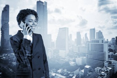Başarılı gülümseyen, takım elbiseli siyahi, Afro-Amerikan iş kadını Bangkok şehir manzaralı, düşünceli, konuşan bir telefon. Sorun çözücü olarak danışman kavramı. Çift pozlama.