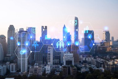 Araştırma ve Geliştirme Hologramı simgeleri parlıyor. Bangkok 'un günbatımı panoramik şehir manzarası. Asya 'da yeni hizmetler ve ürünler yaratmak için yenilikçi teknolojiler kavramı. Çift pozlama.