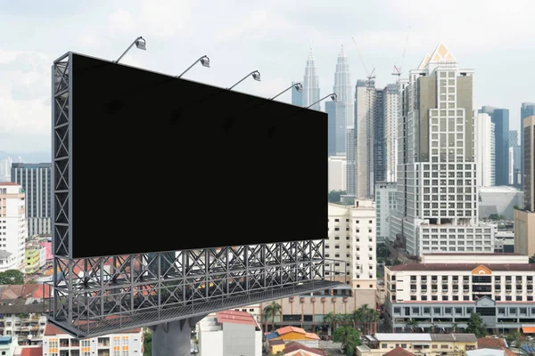 Blank black road outdoors with Kuala Lumpur cityscape background at day time. Cartaz publicitário de rua, mock up, renderização 3D. Vista lateral. O conceito de comunicação de marketing . — Fotografia de Stock