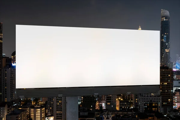 Cartelera blanca en blanco con fondo de paisaje urbano de Bangkok por la noche. Cartel publicitario callejero, maqueta, representación 3D. Vista frontal. El concepto de comunicación de marketing para promover la idea. — Foto de Stock