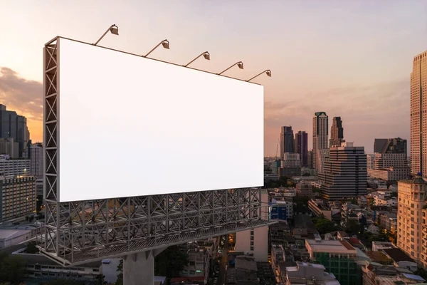 Panneau d'affichage blanc blanc avec fond de paysage urbain de Bangkok au coucher du soleil. Affiche publicitaire, maquette, rendu 3D. Vue latérale. Le concept de communication marketing pour promouvoir ou vendre une idée. — Photo