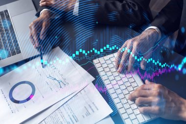 Borsa stratejisinde birlikte çalışan iki iş adamı. Forx 'un davranışlarını analiz etmeye çalış. Finansal grafik hologramı. Çift pozlama.