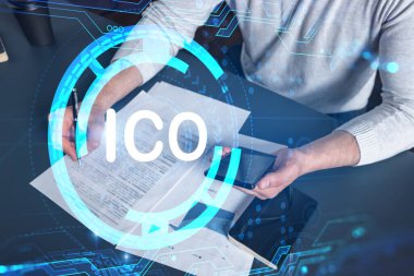 Adamın telefon ve Meksika hologramıyla kontrat imzalarkenki çoklu pozlama. İlk madeni para önerisi, kalabalık finansmanı.