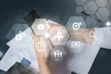 Telefonu kullanan adam. Akıllı telefon yazan eller. İş simgeleri hologramıyla çift pozlama. Kapatın. Araştırma ve analiz konsepti. Yatırım.