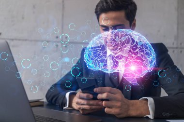 Ofiste Smartphone ile çalışan bir iş adamı, süreci optimize etmek için beyin hologramı, telefon daktilosu. Çift pozlama.