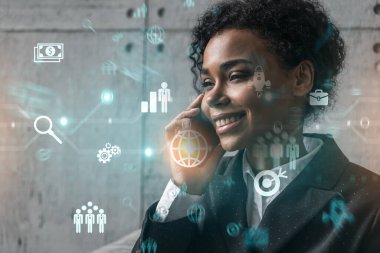 İş kadını telefon ve iş teması hologramı konuşuyor. Çift pozlama.