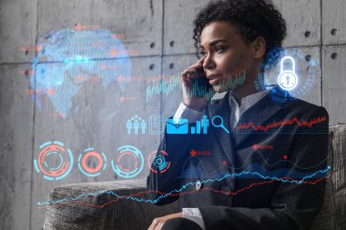 İş kadını telefon ve iş teması hologramı konuşuyor. Çift pozlama.
